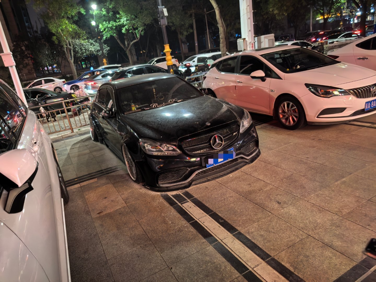 这车低趴的都起不来了，感觉主人很久没开了。轮子还是外八，当初应该没少花钱 ​​​