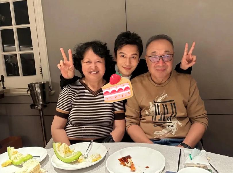 黄晓明不一样，爱晒父母照片。

很多人是晒女友照片，孩子照片，旅游照片。他晒的父