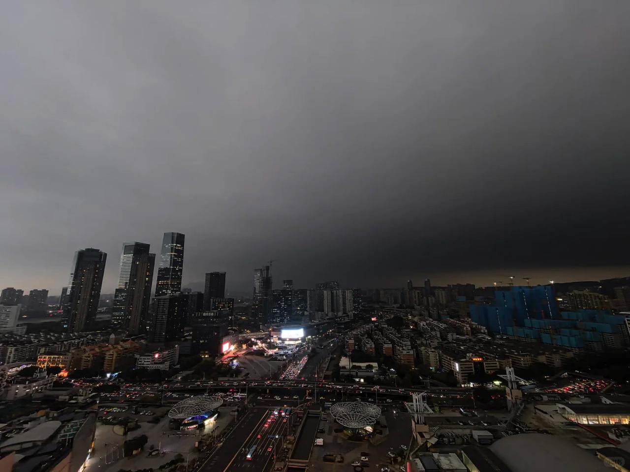 昨晚，和一位朋友聊天，他透露的这个消息我今天必须要讲一讲！

朋友老张是在一个饭