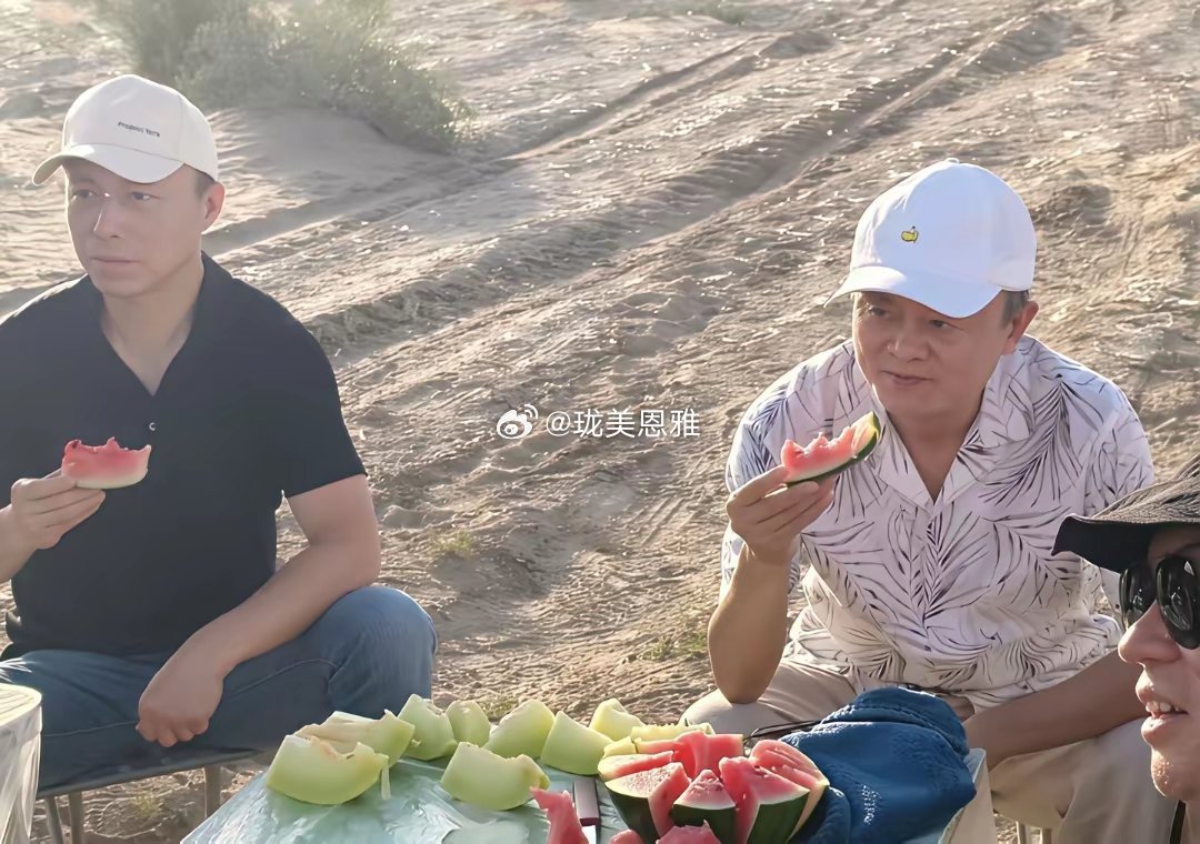 马云现身甘肃西北沙漠亲自挖土，浇水，接地气实地考察蚂蚁森林梭梭树长势情况！ 