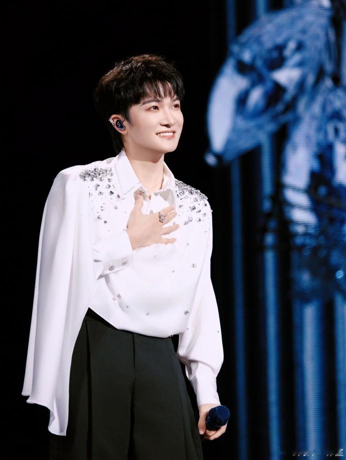 周深唱跳舞台爆改乡村爱情故事周深用AI唢呐演奏《来啊》，这曲风转变得也太妙了一点