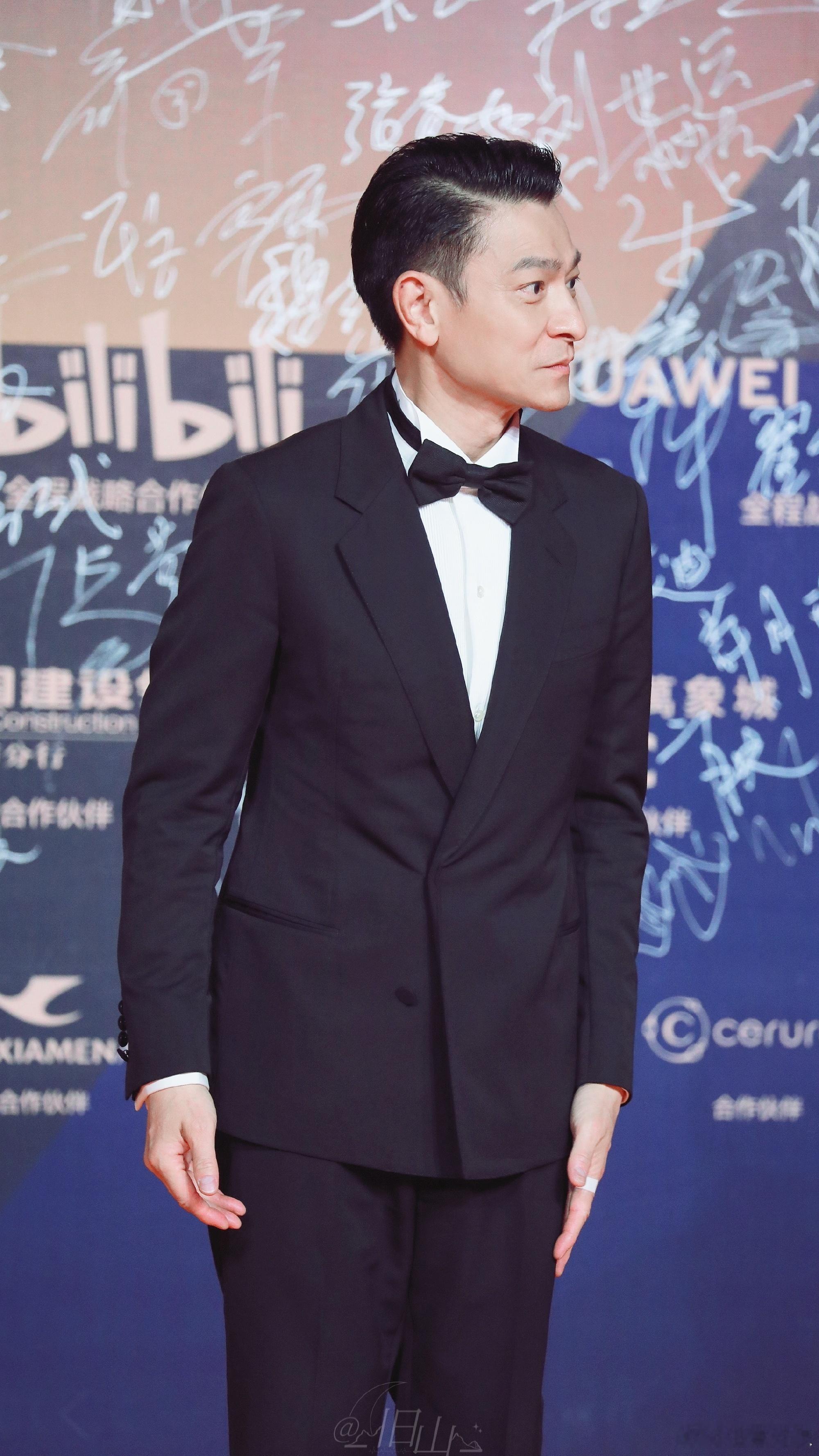 内娱还在靠上世纪末的老人撑着今夜喜友秀 《今夜喜友秀》这段我跟我妈都在聊，她说：