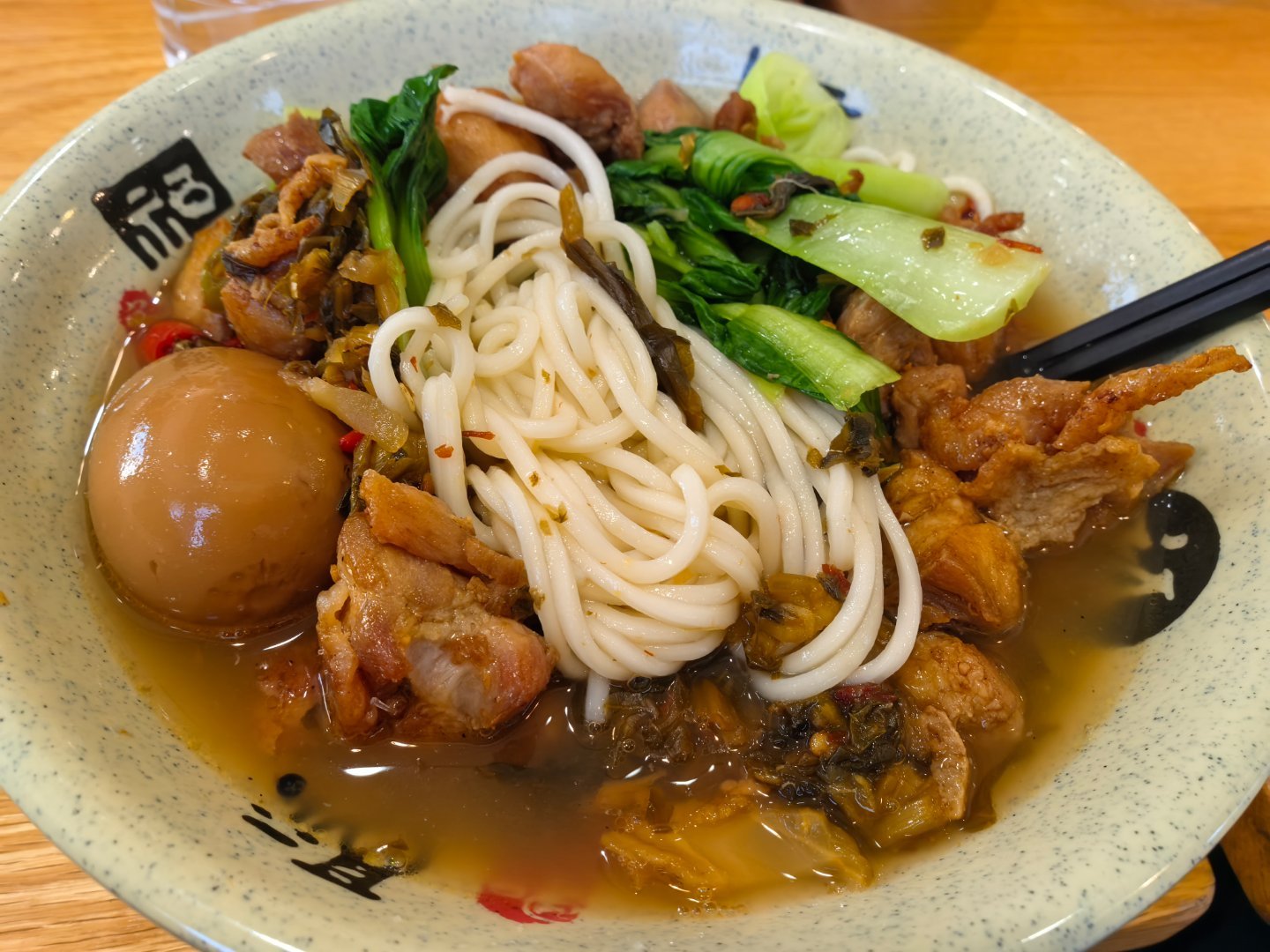 A股5月收官 今天吃了碗真面，可以说是无意之中，意料之外。这碗面挺有名的，还面菜