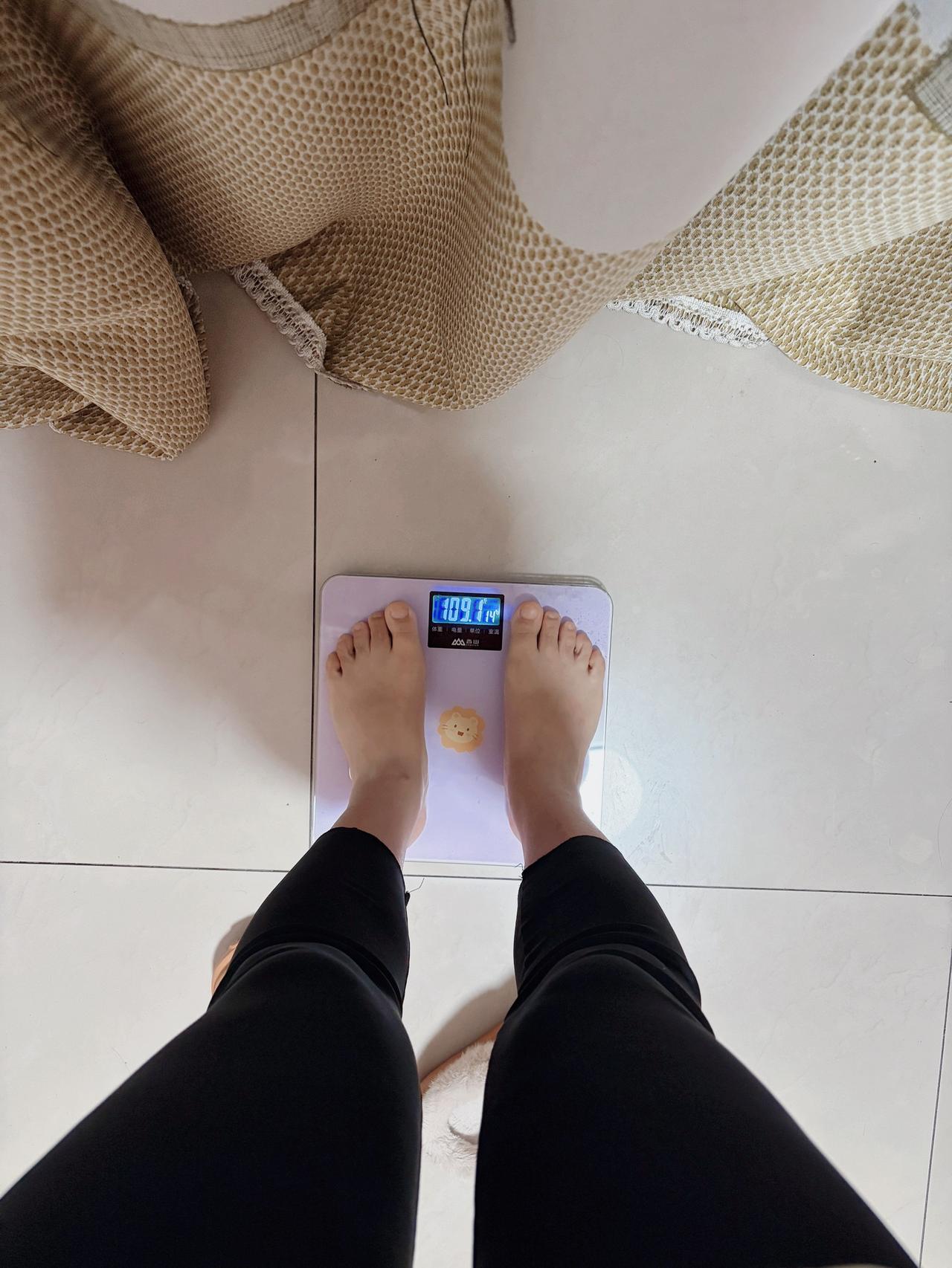 姐妹们，十一月还有八天，你们都瘦了几斤呀？
泪水打湿我的减脂餐，发誓瘦到105斤