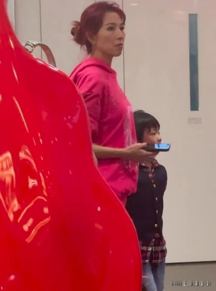 偶遇蔡少芬一家五口，张晋侧脸好酷，蔡少芬粉色少女感，女儿好美！[赞][赞]