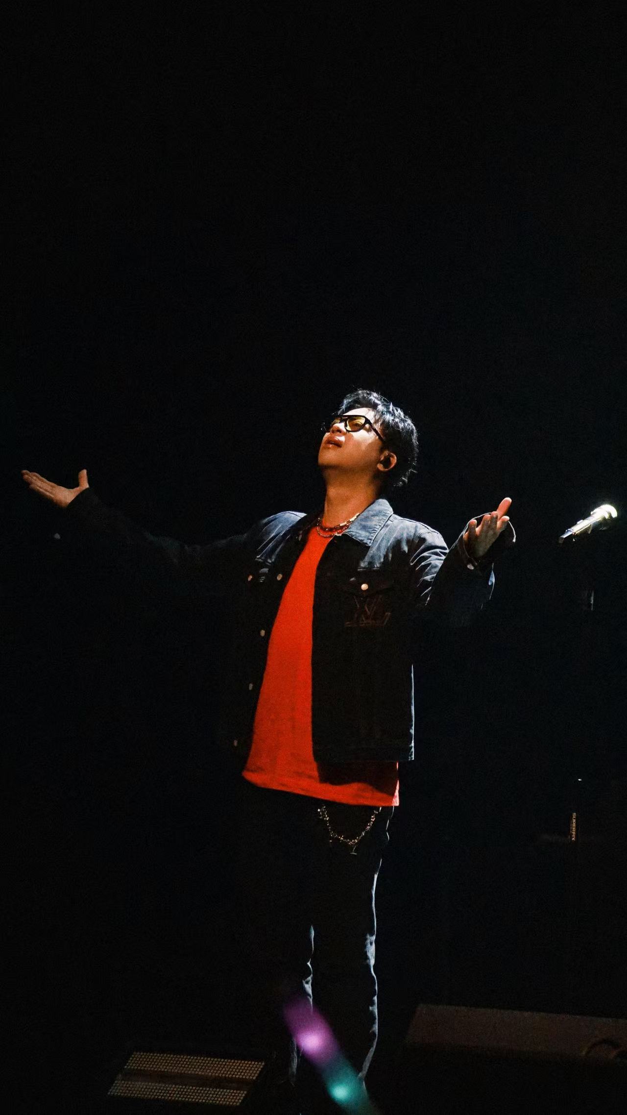 金润吉雨中万人合唱世界杯助威曲金润吉雨中万人合唱球迷助威曲大雨浇不灭心中热血！金
