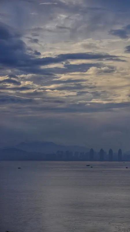 我心中最美的夕阳，是在海边看到的那一幕。
那次去三亚度假，傍晚时分漫步在沙滩上。