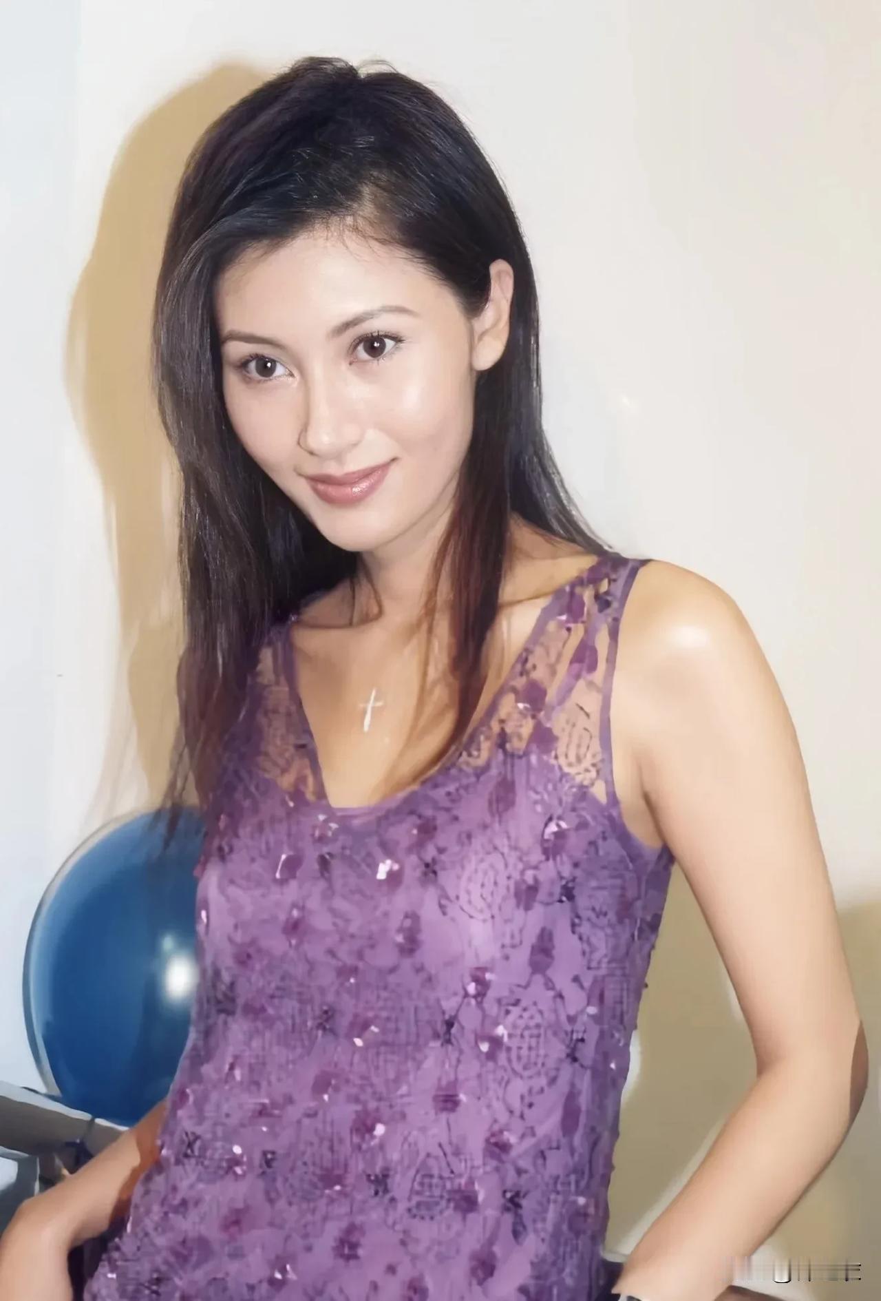 虽然李嘉欣那样的颜值在香港被形容为石破天惊的美貌，但是她那样明显的中欧混血颜值，