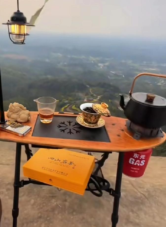 今天和我一起喝早茶的大姐，竟然是将军之后。朋友约了早茶，到地看见她一位大姐在等我