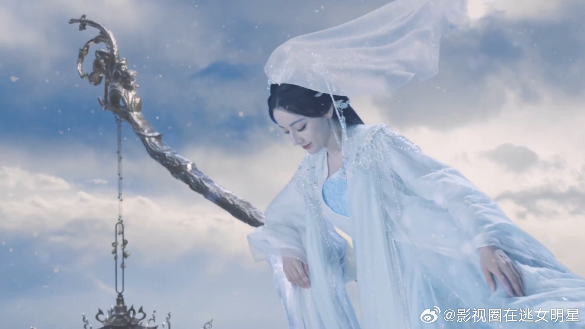 迪丽热巴头纱飘飞的一幕迪丽热巴这一幕的神性每天都被《白日提灯》的物料美一大跳！贺