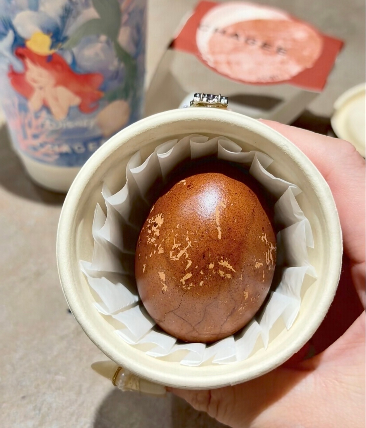 上海的霸王茶姬竟然有茶叶蛋？？包装是不是有点太洋气了，搭配奶茶 2 块 5 一个