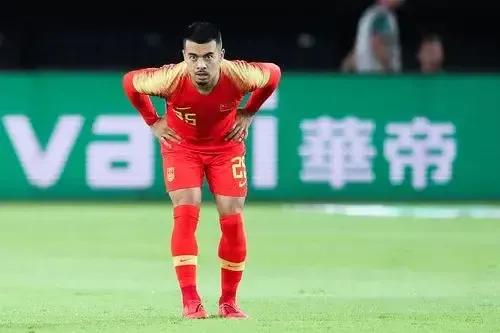 中国男足预计11人首发，26人大名单出炉，李可最终没能入选了。
第一，433阵型