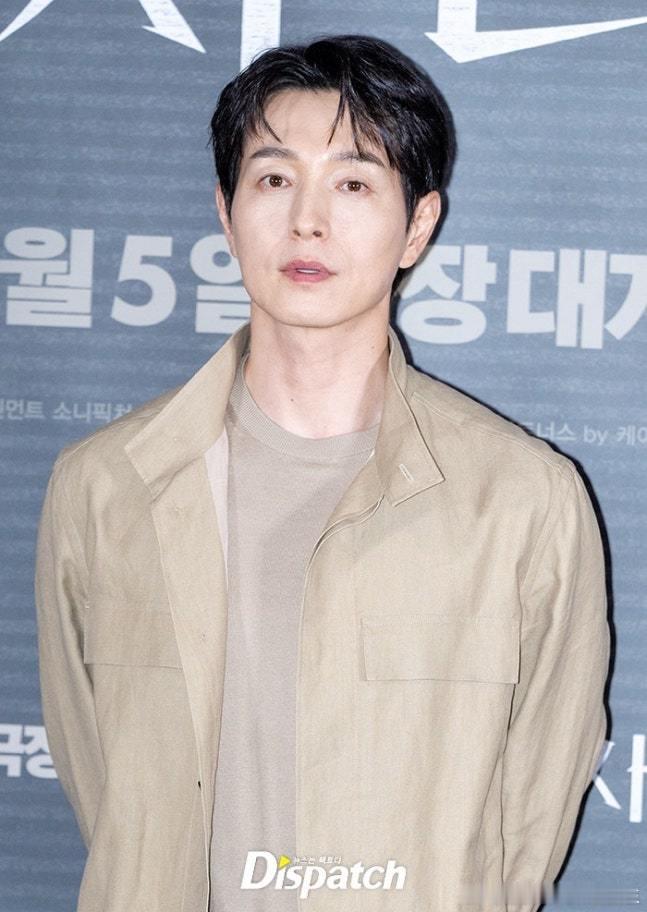 演员郑成日（45岁）结婚9年后宣布离婚。经纪公司方面表示“郑成日与配偶经过长时间