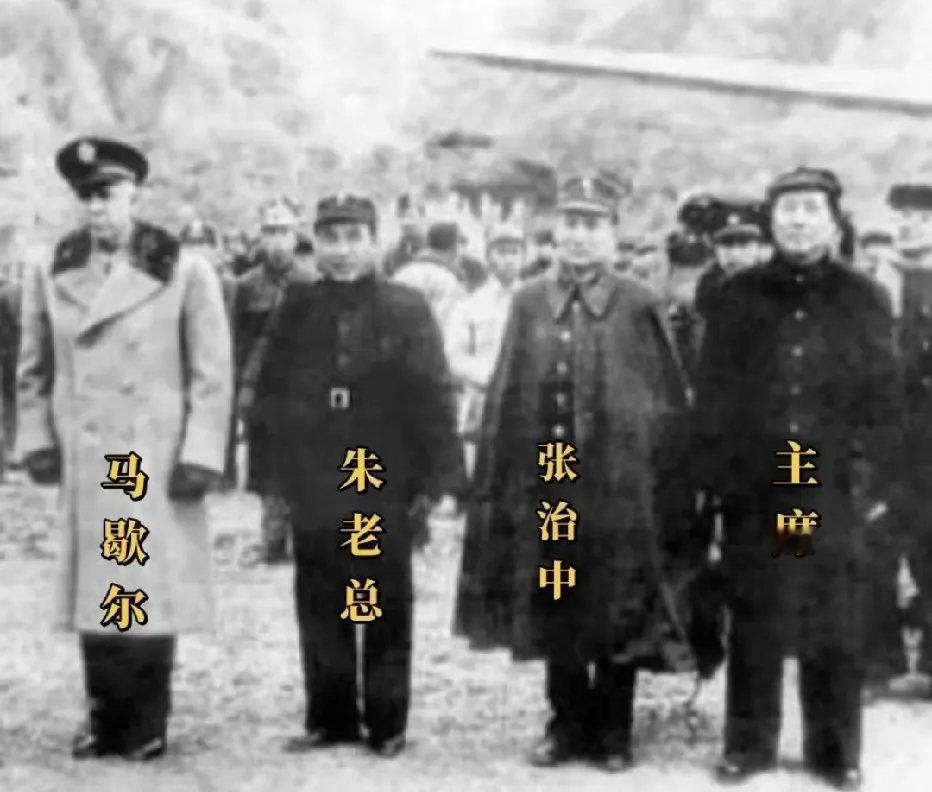 1946年，主席和朱老总在延安机场迎接美国特使马歇尔及张治中赴延安考察时的一张留