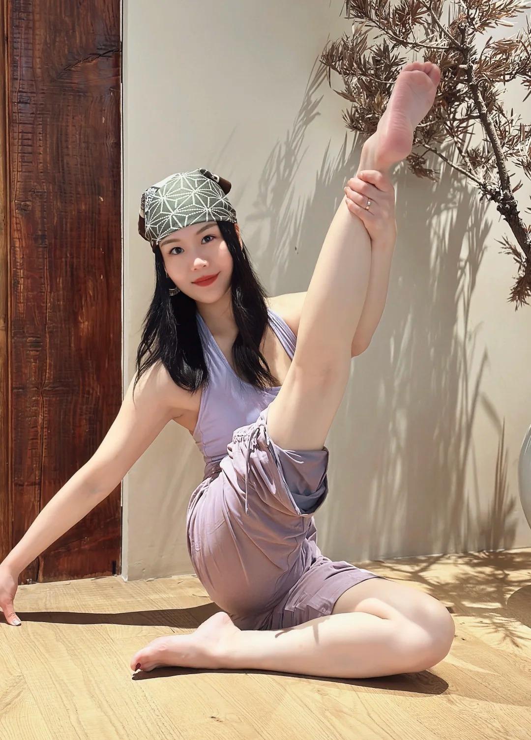 紫雾轻笼，瑜伽的松弛感，藏在每一寸舒展里。自带柔光滤镜的香芋紫穿搭，是赠予身心最