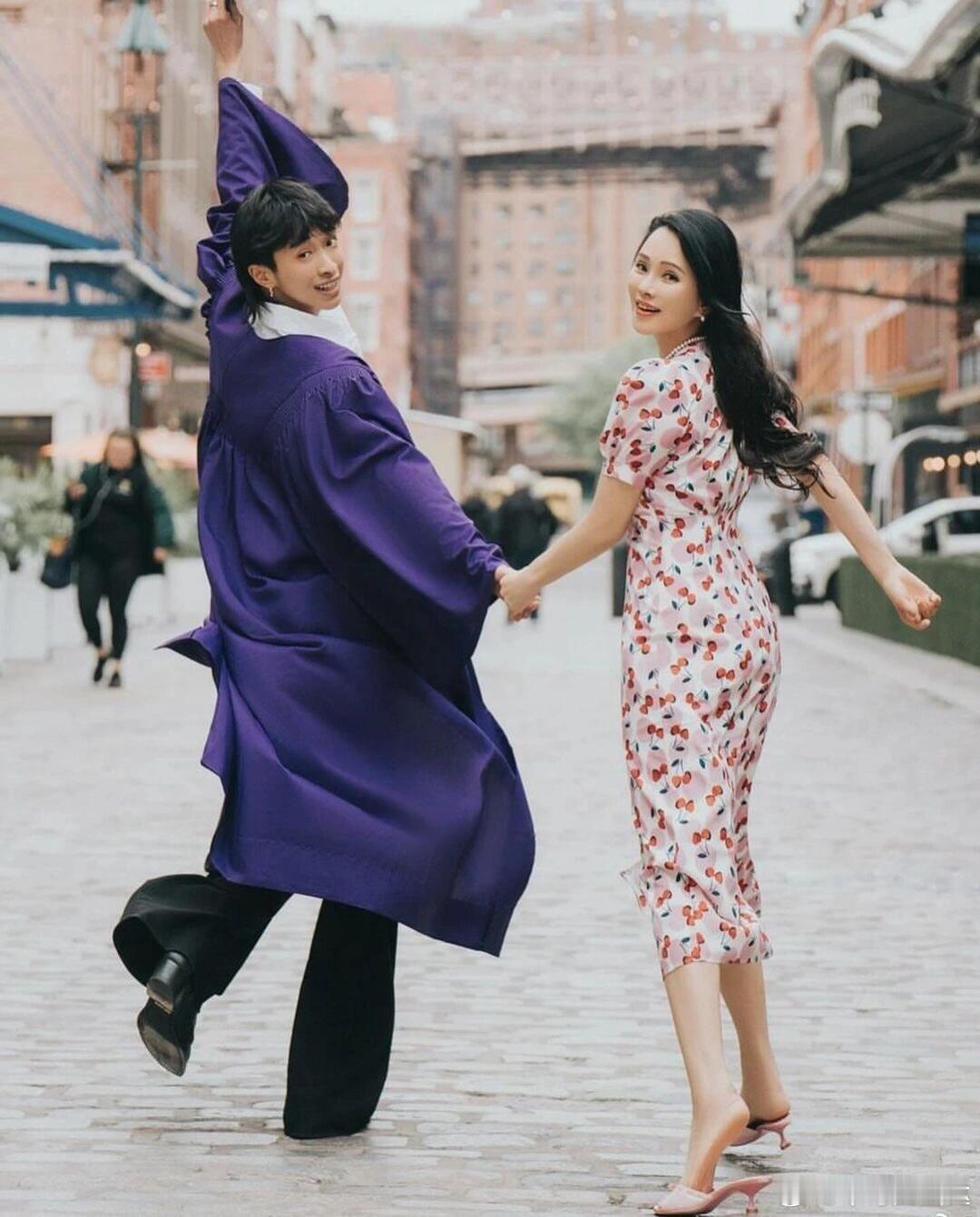 伊能静到底还有恩利多少好东西伊能静晒恩利每个时期的背影狠狠羡慕了！伊能静晒恩利各