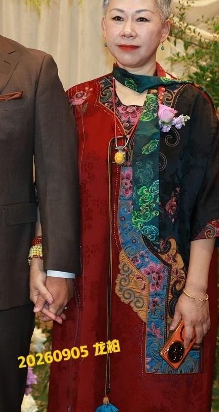 30岁的大小伙子，在婚礼台上哭得像个泪人，这场景你见过吗？
儿子大婚那天，我往台