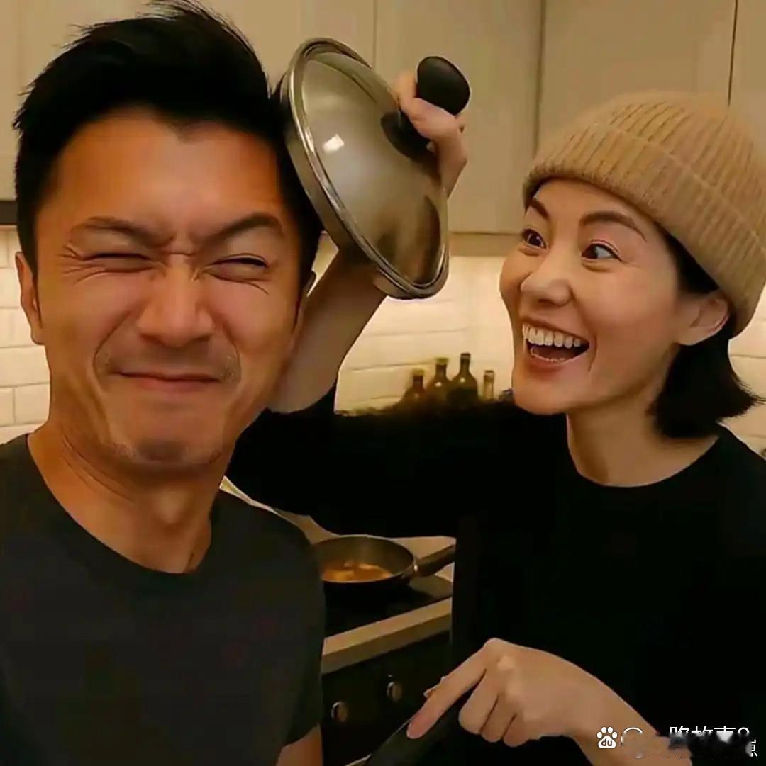 谁能想到王菲会笑成这般模样！褪去疏离感的开怀笑容超难得，瞬间戳中人心，这画面太珍
