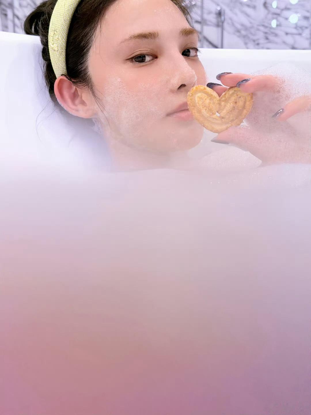彭小苒破万福利九宫格出浴照来了来了，彭小苒破万福利九宫格出浴照也发了，还冒着泡泡
