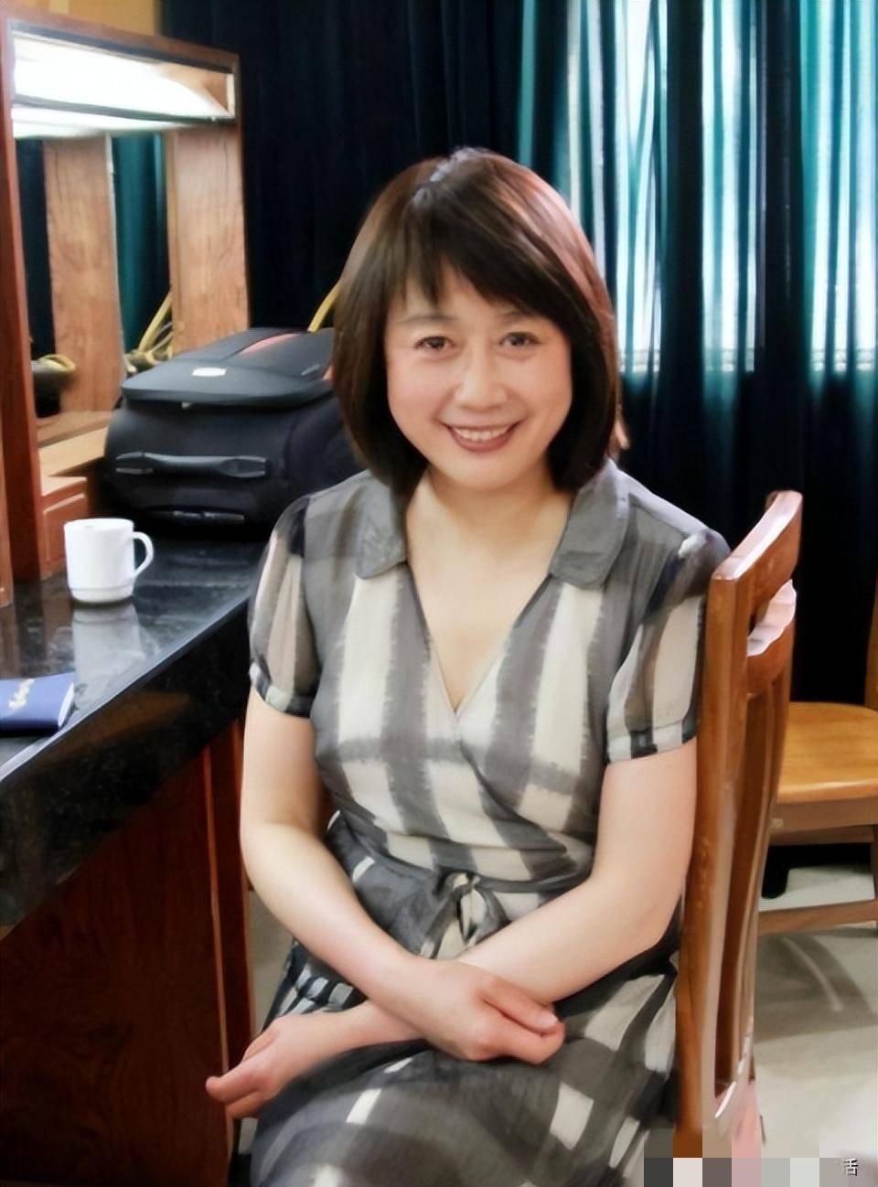 军人出身的她曾经在央视是个响当当的人物，她主持的《曲苑杂坛》可谓是人气颇旺，深受