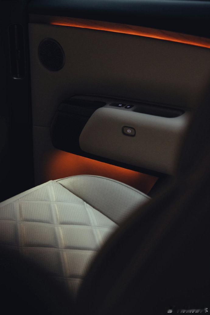 克制，纯粹，偏向于冷淡风，这个之前是蔚来在设计上的追求。当我看到理想L9 liv