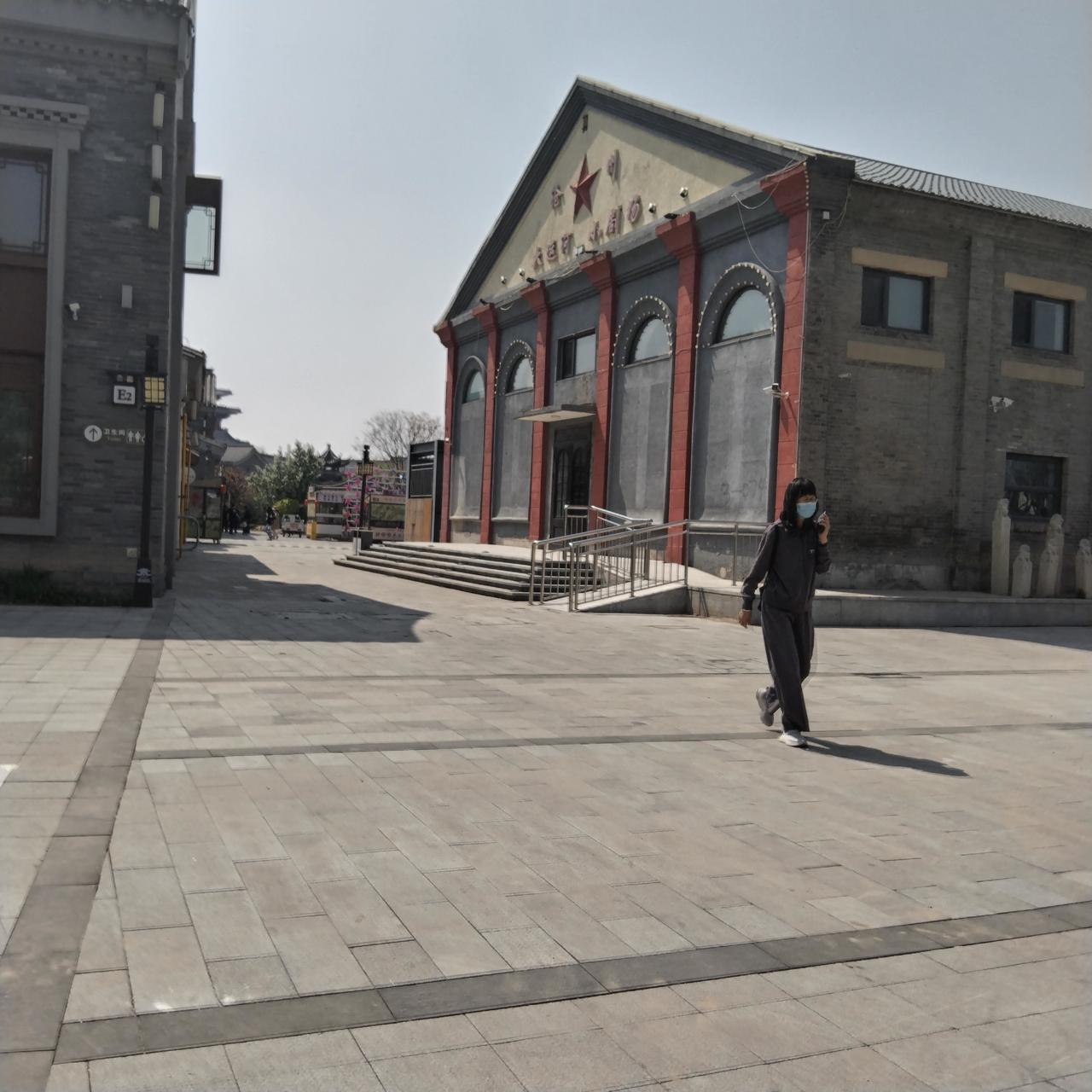 人生上半场敢拿起，下半场懂放下。

听过一句话：人生最好的状态，是前半生无畏，后