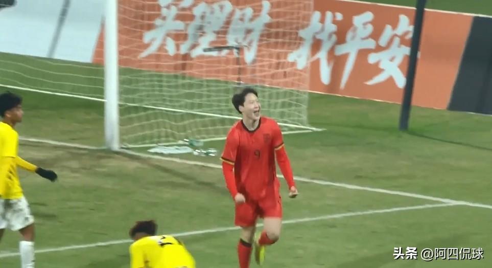 未来可期，16岁国少队中锋张伯霖将踢中乙联赛，这是继帅惟浩、邝兆镭之后，又一名踢