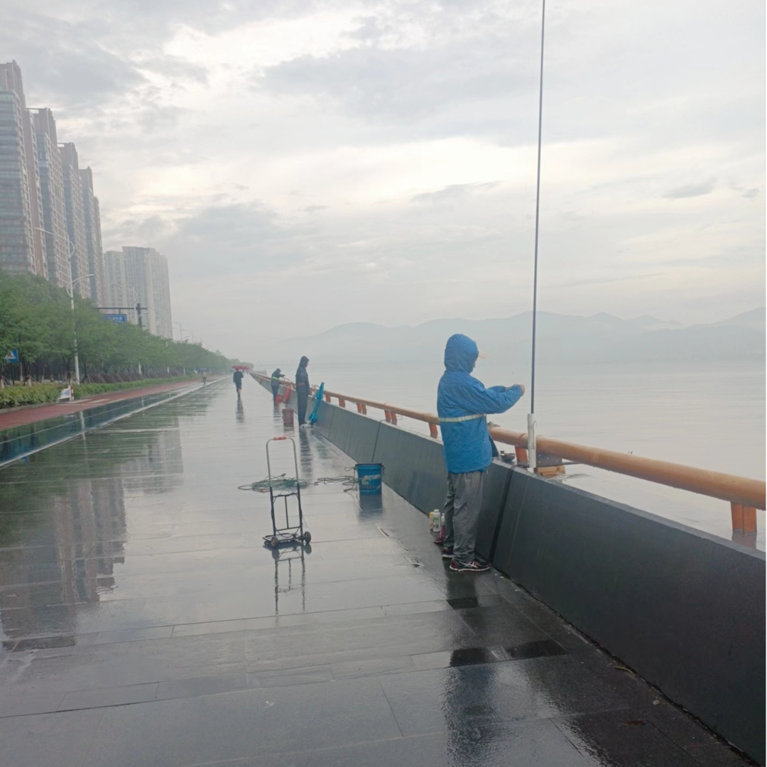 钱塘江滨江段已过警戒水位,还有人“拿命换鱼”?
