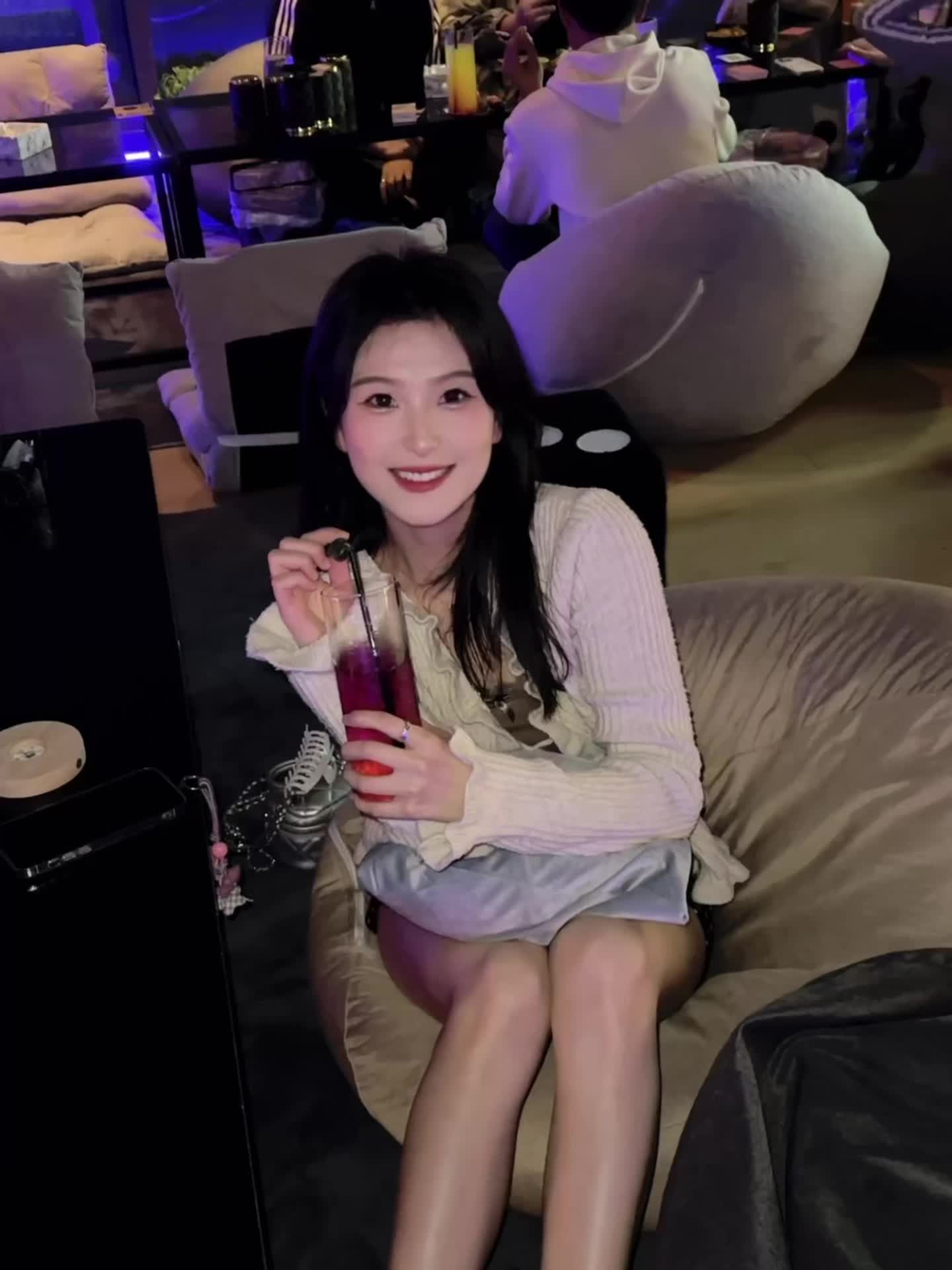 这世界从来不缺漂亮的女孩 也没有人会一直为你着迷所以你要独立 经济独立...