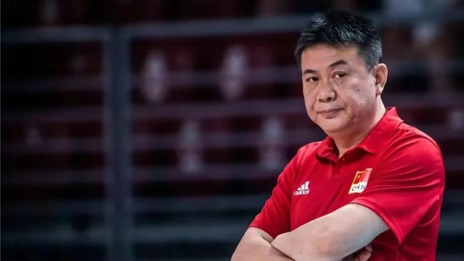 蔡斌，“巧妇”难为无米之炊

6月13日，中国女排一行从香港出发，飞往韩国水原，