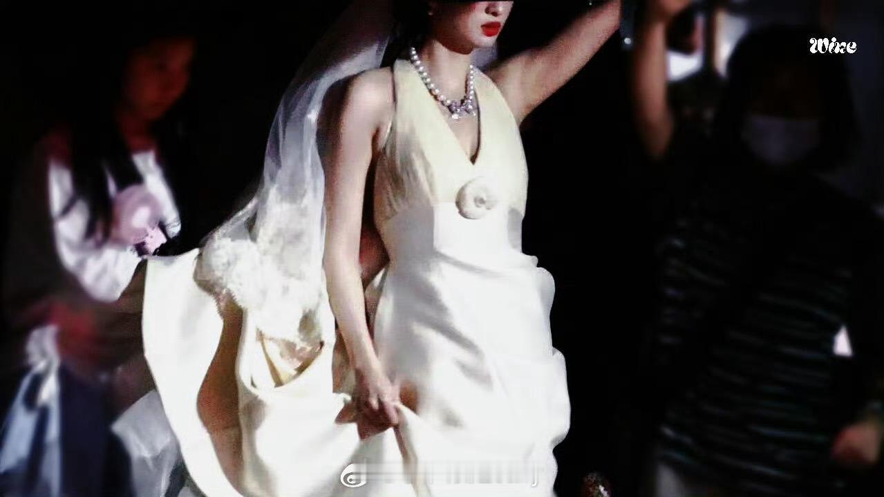 王楚然婚纱路透正面视角，白裙红唇好美哦 ​​​