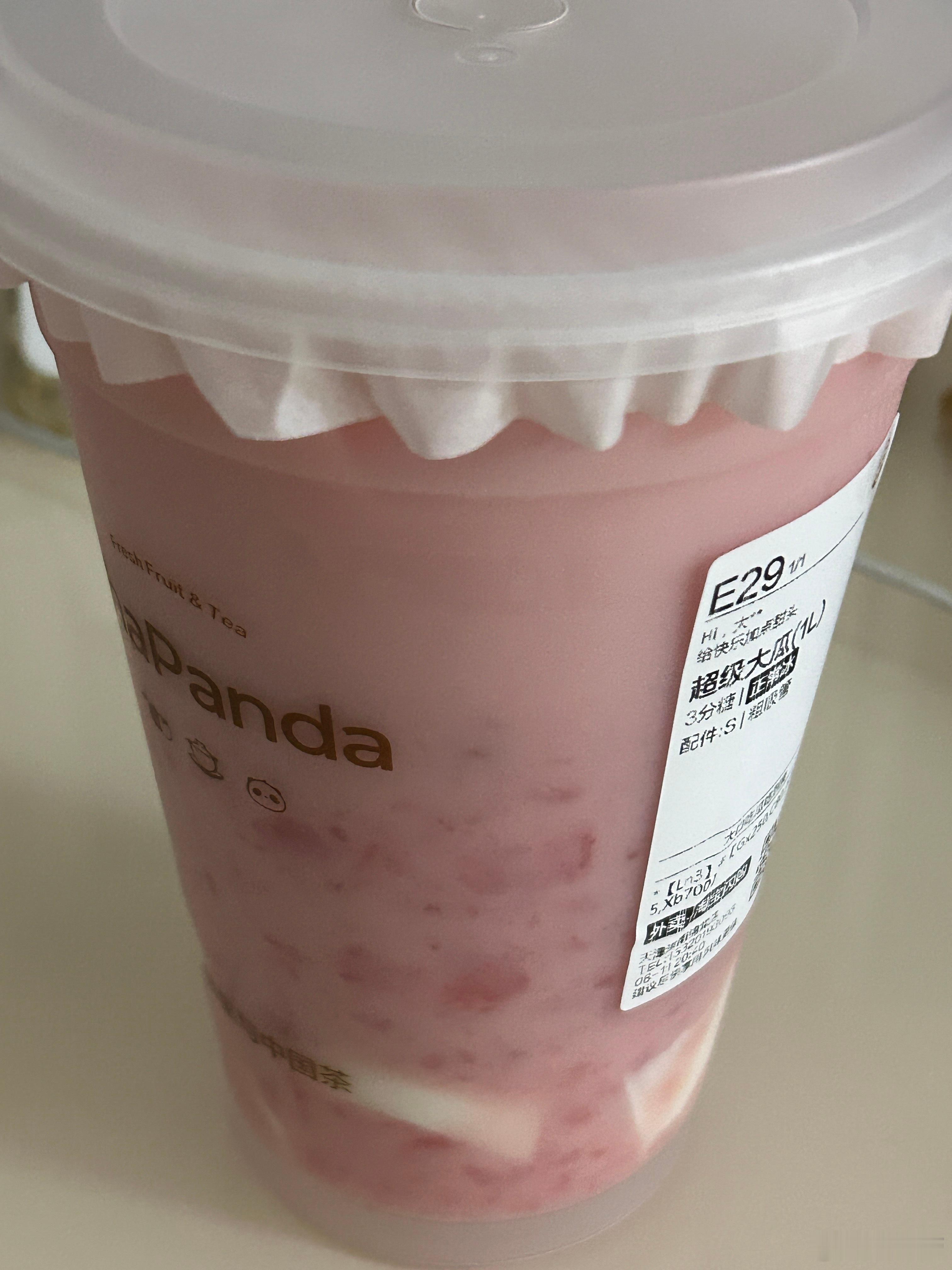 这超级大瓜，真的好大一桶啊，好像喝不完了～ 