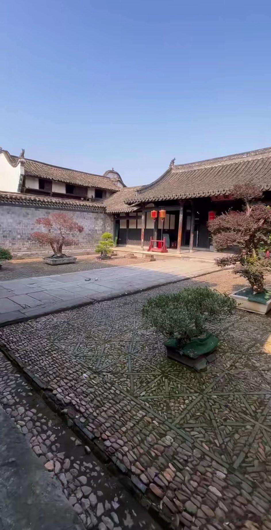 浙江东阳卢宅早已名声在外。据悉，当年韩国前总统卢太愚曾到此寻根。
在木门打开的一