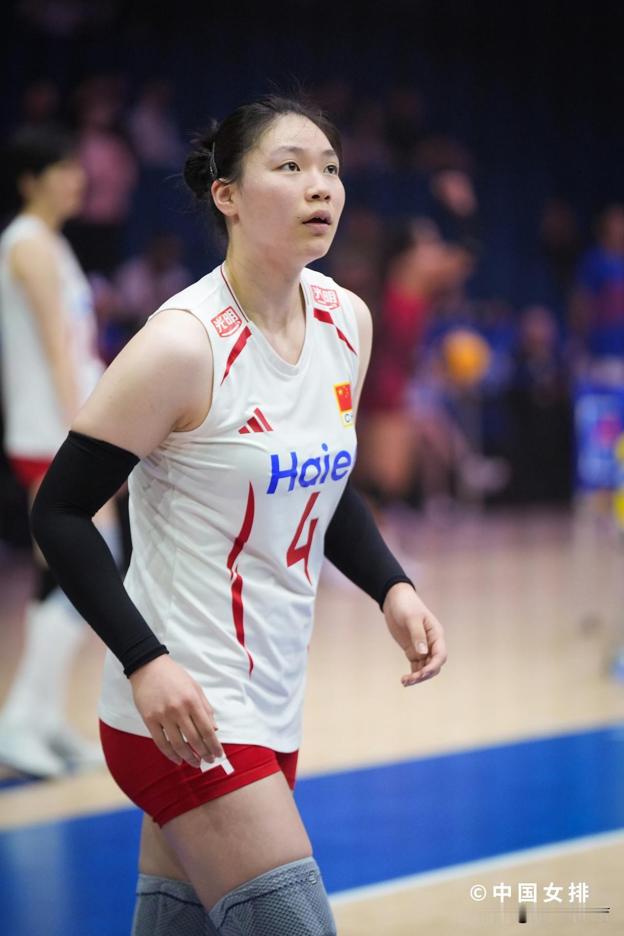 张籽萱目前位列世界女排联赛传球榜第一。还不满18岁的中国女排二传张籽萱与队友们在
