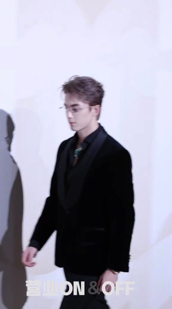 吴磊[超话]  公子 请吴磊无边框眼镜熟男感 ​​​
