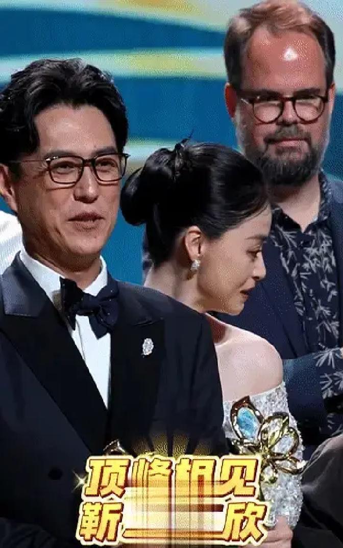 靳东一把抱住蒋欣那一刻，我隔着屏幕都起鸡皮疙瘩。

十几年前的搭档，在百花奖后台