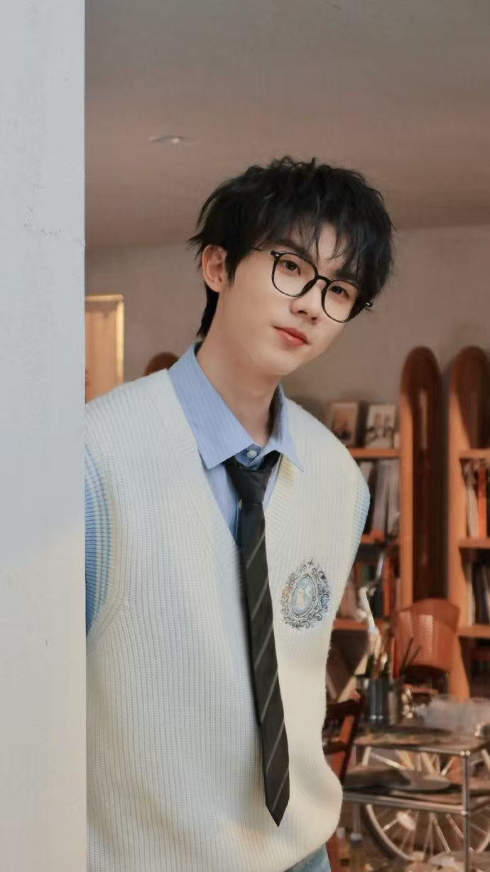 马嘉祺黑框眼镜温柔学长马嘉祺小卷毛学院风 马嘉祺黑框眼镜温柔学长，谁来懂一下这个