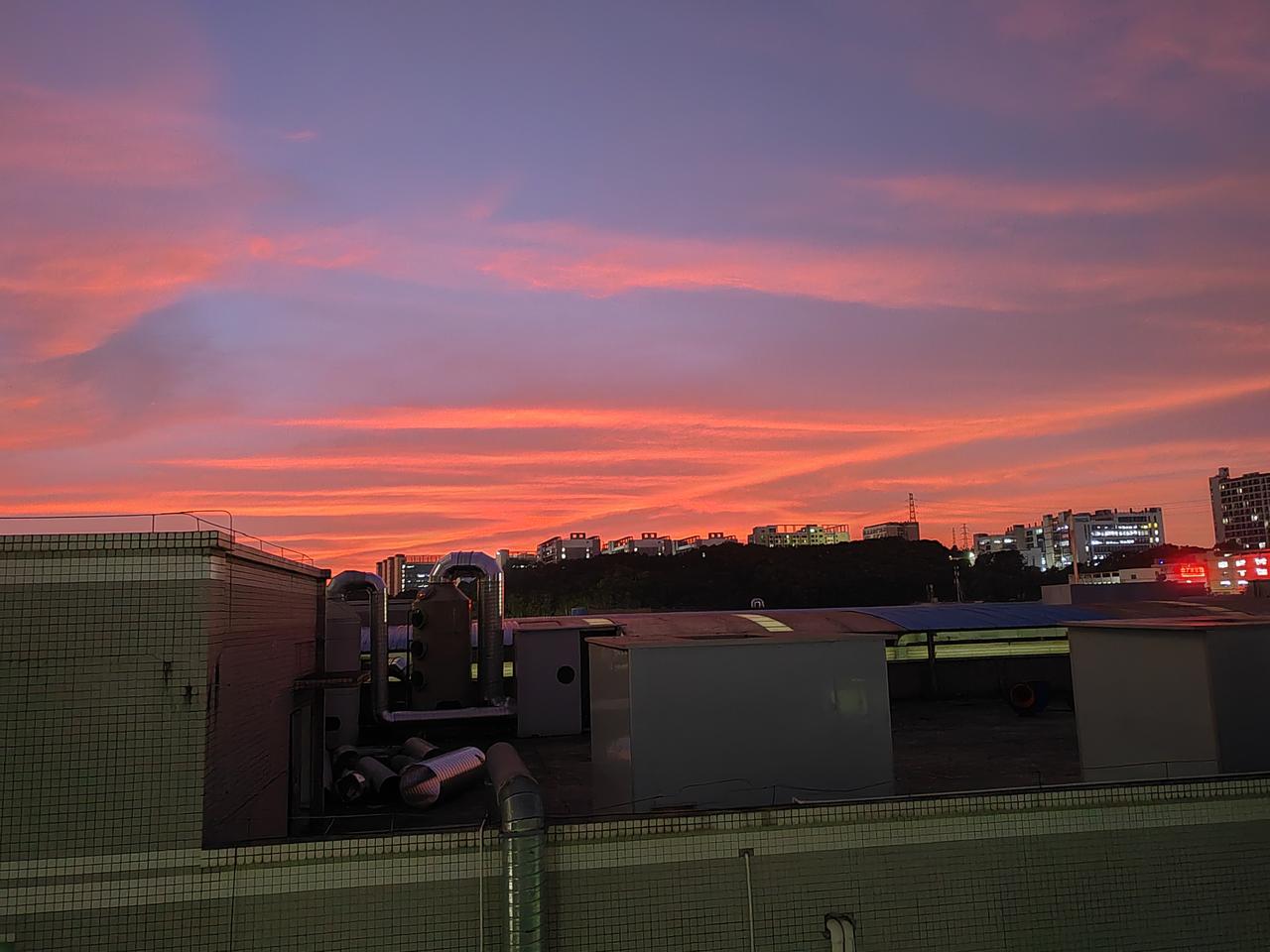 11月27日下午6点左右，也就是今天，深圳龙岗出现罕见天象，朝着香港方向的天空将