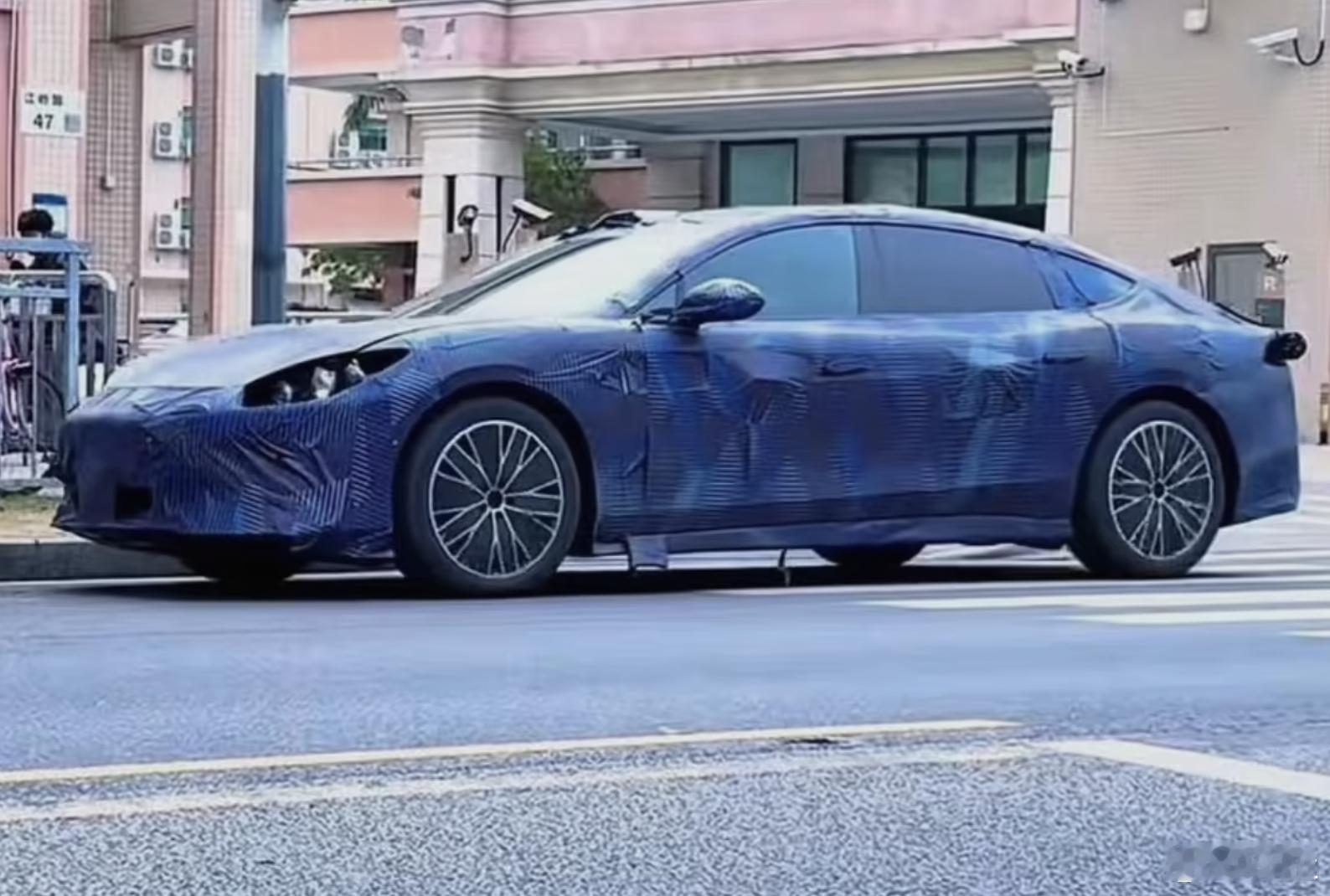 比亚迪方程豹首款轿车的路试谍照，新车预计命名为“镁 9”。比亚迪的设计真的越来越