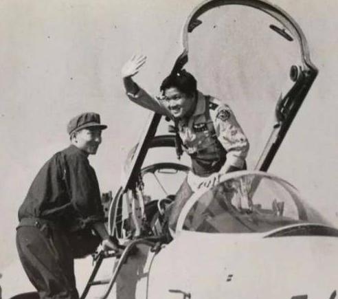 1981年，台湾飞行员黄植诚驾驶着最先进的飞机向大陆投诚，却被后座飞行员察觉，危