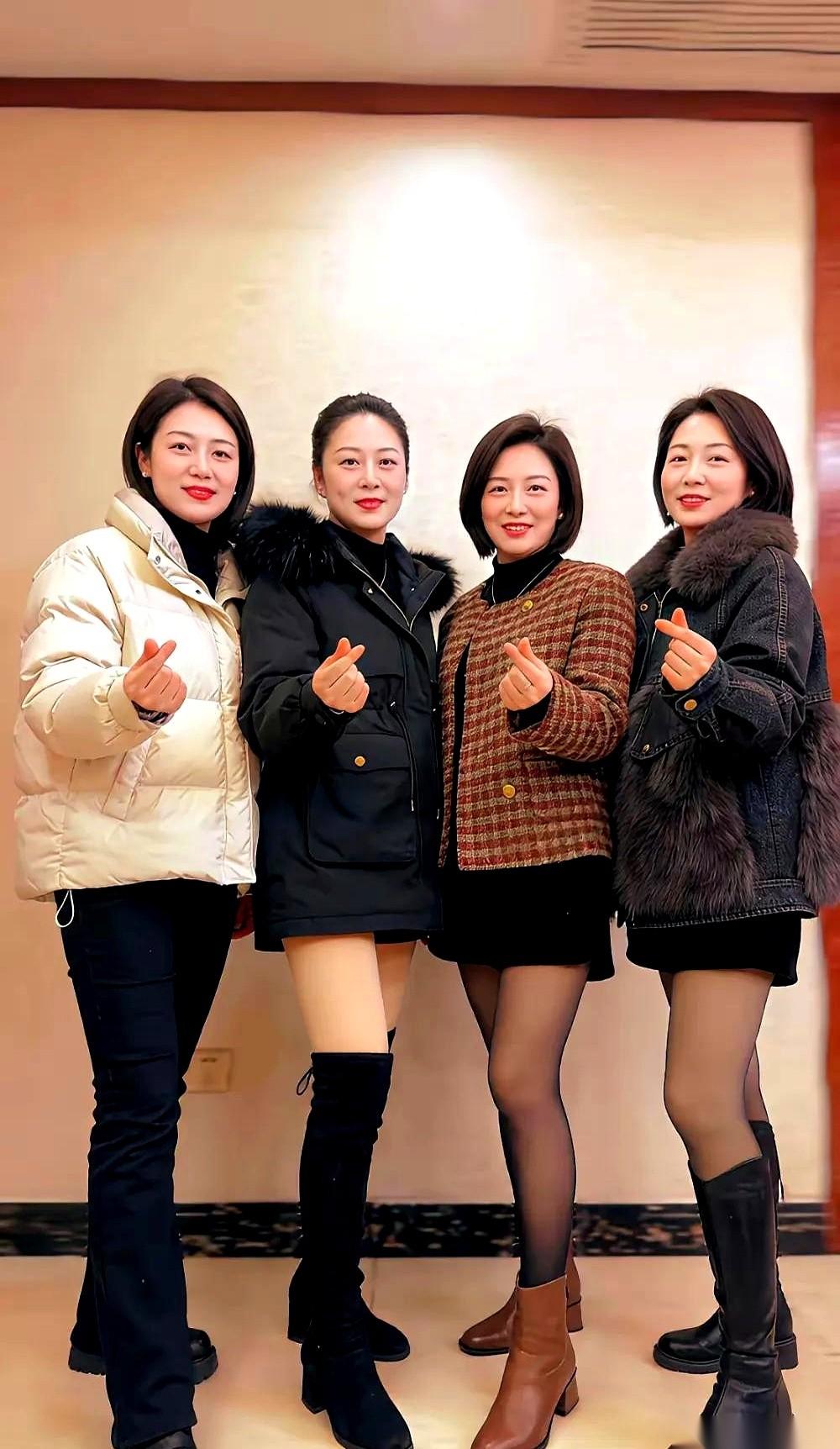 “就这么发。”
饭桌上，一个女人把手机推到中间。屏幕亮着，上面就几行字：四大剩女