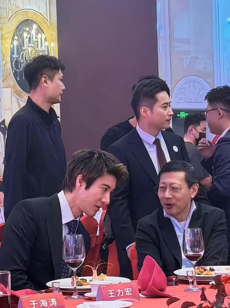 看到一张照片
饭桌上的王力宏，不愧是大明星啊
无论是身材、颜值和气质都是非常出众