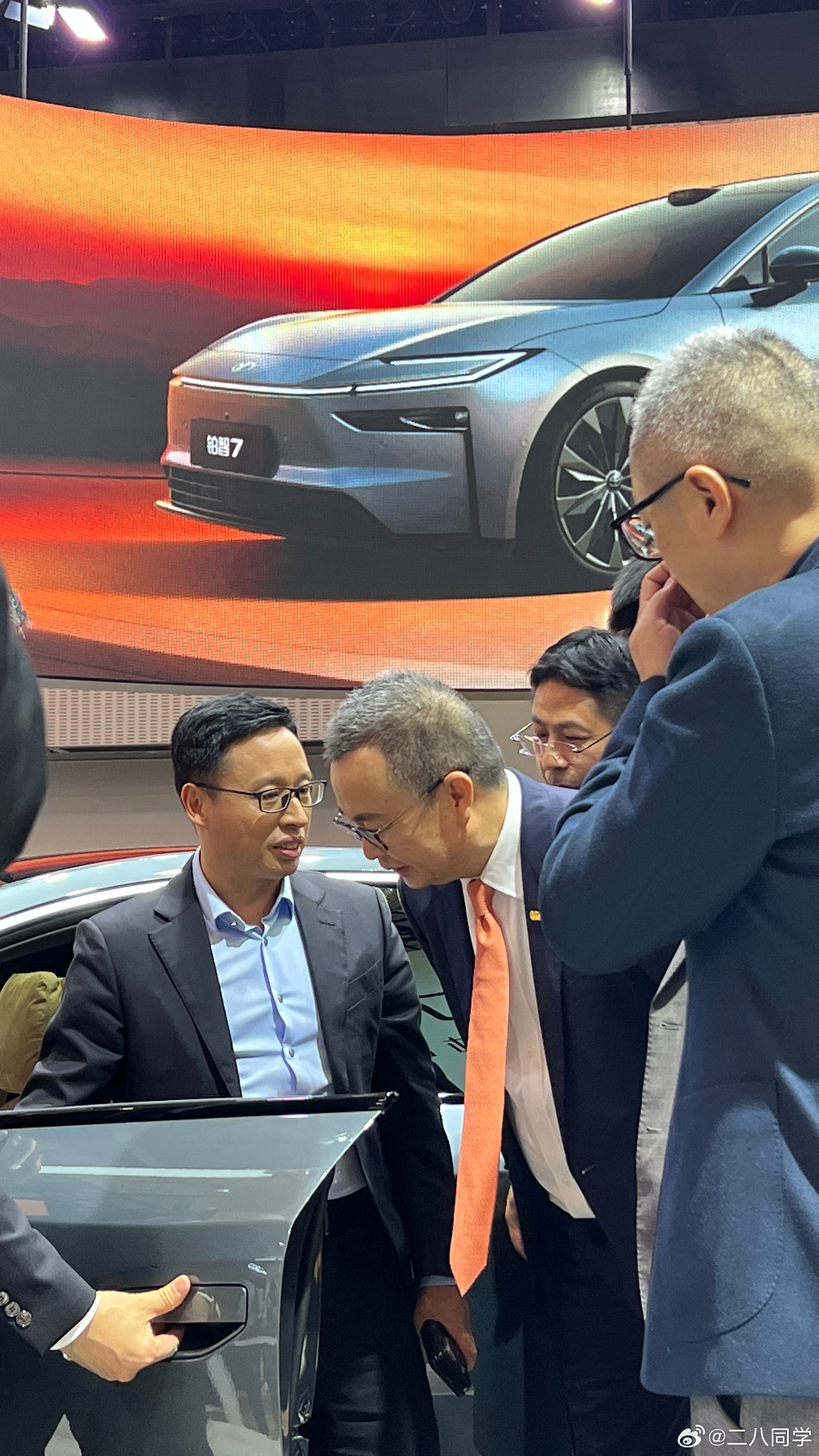 广州车展首日，广汽丰田展台人气爆棚，多位车圈大佬现身打卡，现场人头攒动，拍照声不