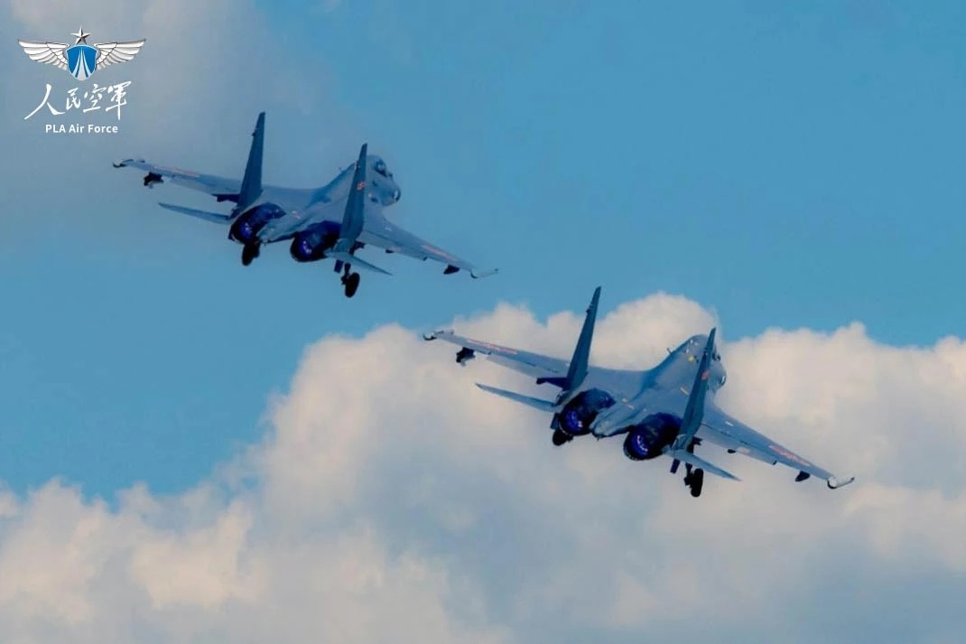 老朋友，东空某旅苏-30MKK威龙安排上了也不影响品味老机的美打热诱弹的图还是比