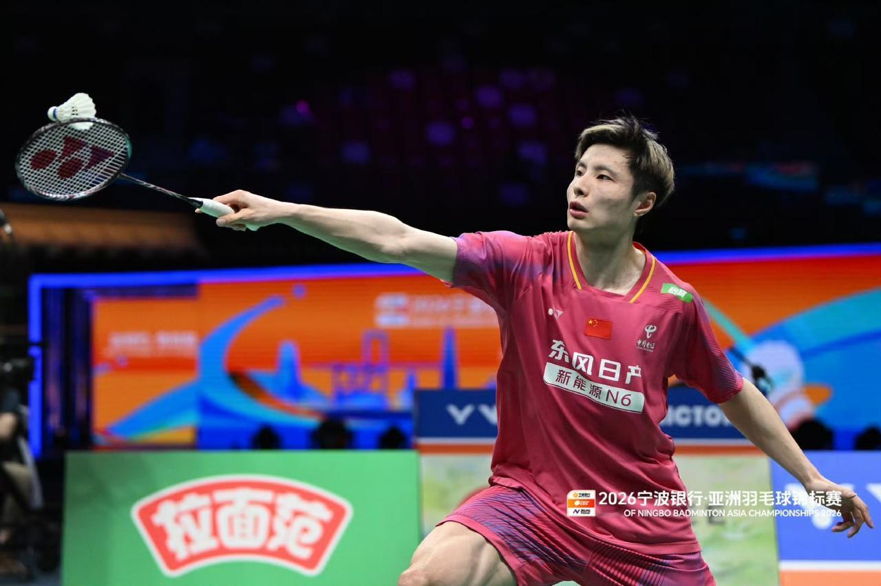 羽毛球亚锦赛一夜冠军全部诞生！
石宇奇2-0登顶，国羽时隔九年再夺男单冠军！
王