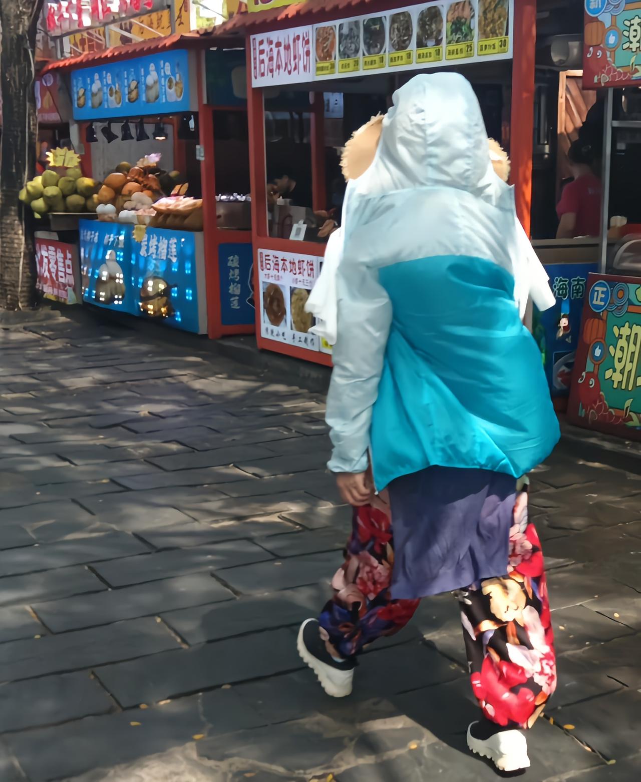 ，春秋外套还带块布，蓦然回首，她已消失在灯火阑珊处。