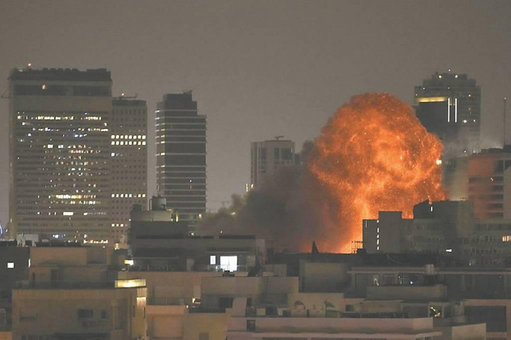 美国跟沙特签下近1420亿美元的军售大单才一年多，胡塞导弹一飞，美国下的第一道命