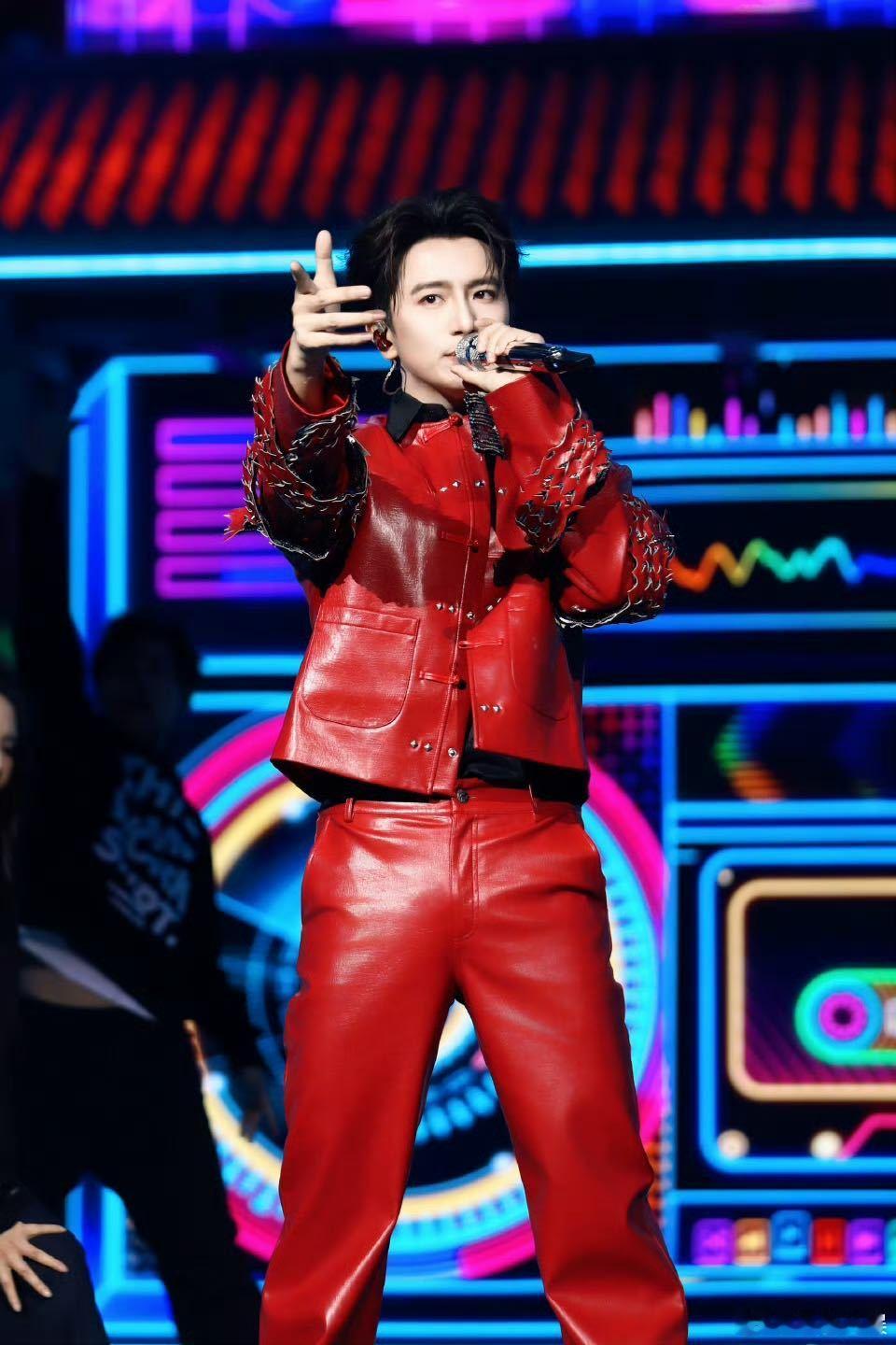 伯远最好的舞台黄渤上身 哇，伯远唱《最好的舞台》宛如黄渤附体，动作表情精准拿捏，