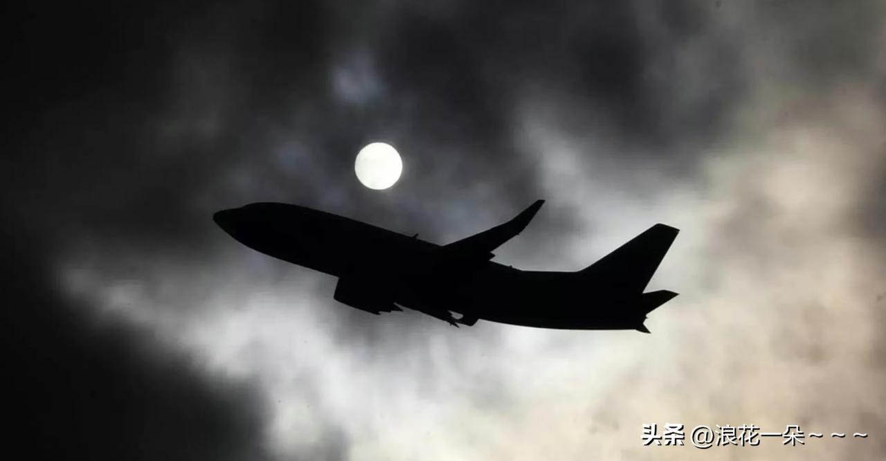 刚刚这一波，美国和以色列就像疯了一样，用炸弹炸毁了伊朗很多的油库，直接导致油库爆