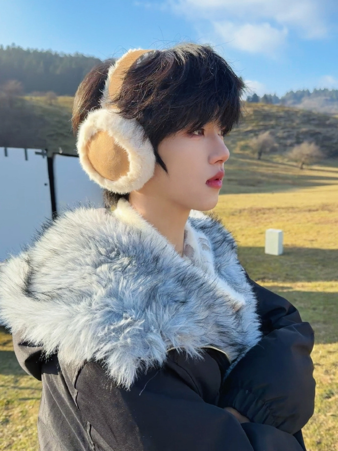 张函瑞侧颜杀 张函瑞山上随拍⛰️精致小脸的绝美侧颜杀每一张都好绝张函瑞山上随拍